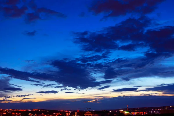 Nubes Nocturnas Sobre Ciudad Vista Del Paisaje Urbano Con Nubes — Foto de Stock