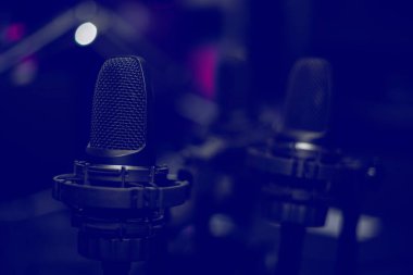 Siyah arka planda stüdyo mikrofonu. Podcast stüdyosu kaydediliyor