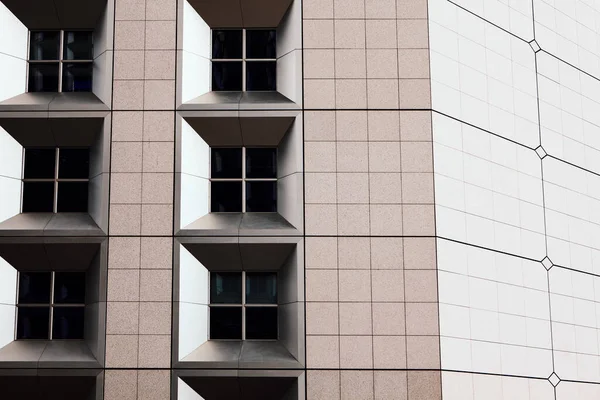 Mur Extérieur Avec Panneaux Blancs Fenêtres Modernes — Photo