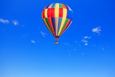 Açık havada sıcak hava balonu uçuyor. Çok renkli hava balonu. Hava yoluyla seyahat etmek