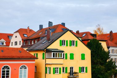Bavyera Almanya 'sında tipik bir yerleşim yeri. Döşeme çatılı evler. Panjurlu geleneksel pencereler