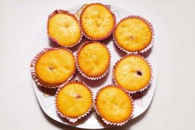 Kekler tabakta. Ev yapımı vanilyalı kek.