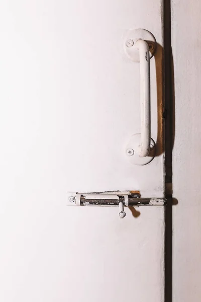 Kilerden Sürgülü Beyaz Kapı — Stok fotoğraf
