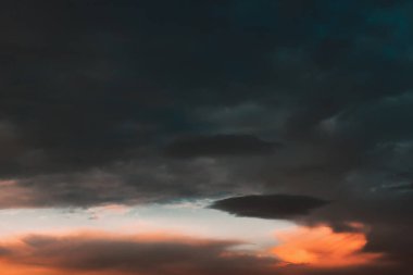 Alacakaranlıkta renkli bulutlar. Gün batımında kara gök gürültüsü