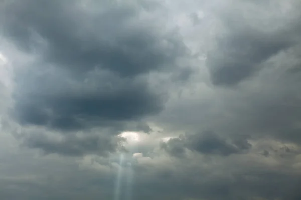 灰色の雲から輝く太陽光線 — ストック写真