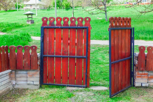 伝統的な木製の門 庭への素朴な入り口 — ストック写真