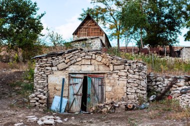 Ülkedeki antika mahzenler. Ürünleri yeraltında tutmak için eski bina