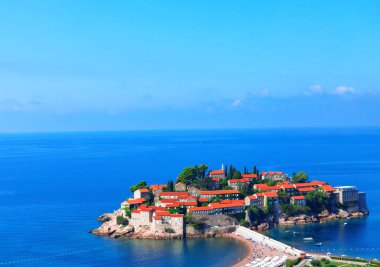 Adriyatik Denizi 'ndeki lüks turizm beldesi. Karadağ 'ın Adriyatik kıyısındaki ünlü Sveti Stefan adasının muhteşem manzarası. Karadağ 'ın en ikonik hedefi