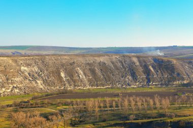 Moldova 'daki Orheiul Vechi tepeleri. Tarım alanları ve kayalık tepeler manzarası