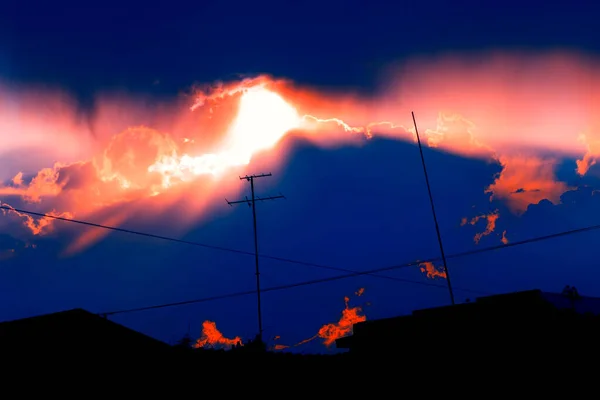 Antenne Toits Contre Les Nuages Orageux Avec Coucher Soleil — Photo