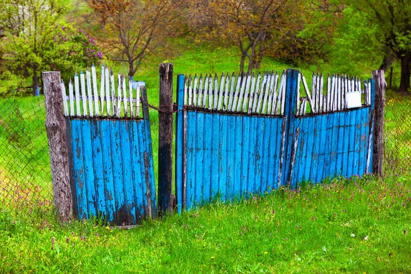 Rustic Fence Green Meadow Blue Fence Green Grass Village Garden —  Fotos de Stock