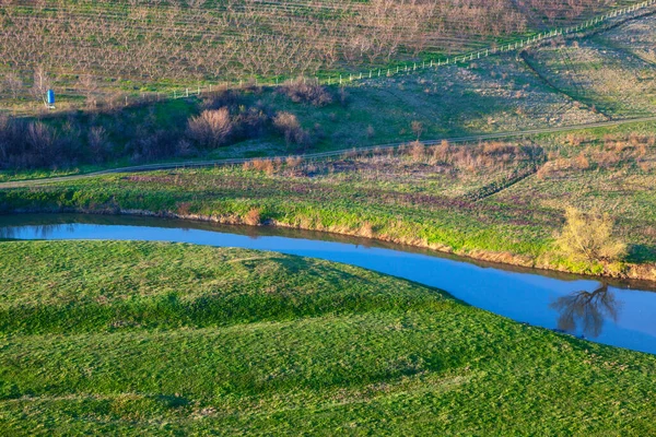 Bahçeler Çayırlar Nehir Kenarı Vadileri Nehrin Aktığı Huzurlu Bir Manzara — Stok fotoğraf