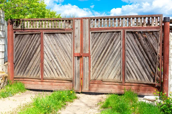 Houten Poort Het Dorp Toegang Tot Rustieke Binnenplaats — Stockfoto