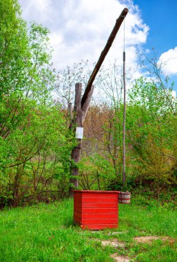 Tahta su kuyusu inşaatı eski usul. Kırsal alan eski kuyu.