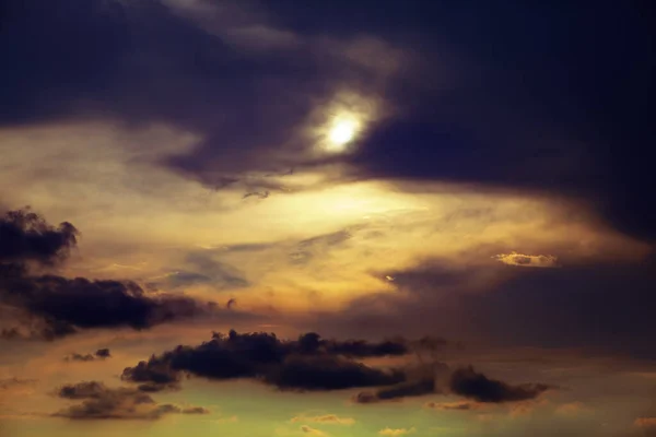 Karanlığın Güneşin Parladığı Dramatik Gökyüzü — Stok fotoğraf