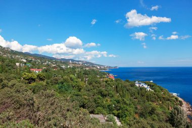 Kırım 'ın Yeşil Paltosu, Dağlar ve Karadeniz manzarası. Kırım Yarımadası 'nın güneyi. Alupka sahil kasabasının manzarası  