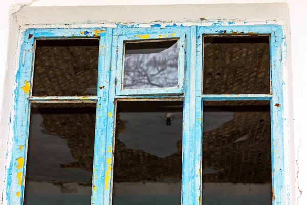 没有玻璃的旧窗户 有鬼的废弃房子 — 图库照片