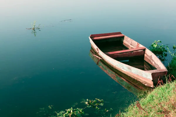 Човен Повний Води Дерев Яний Рибальський Старий Човен Причалив Березі — стокове фото