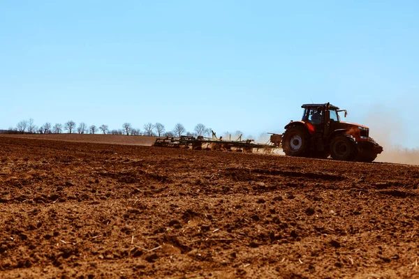 Tractor Trabajando Campo Agrícola Campo Cultivo Tractores Temporada Primavera Trabajo —  Fotos de Stock