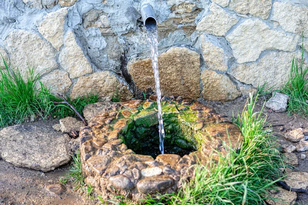 Natuurlijke Zoetwaterbron Stromend Zuiver Bronwater — Stockfoto