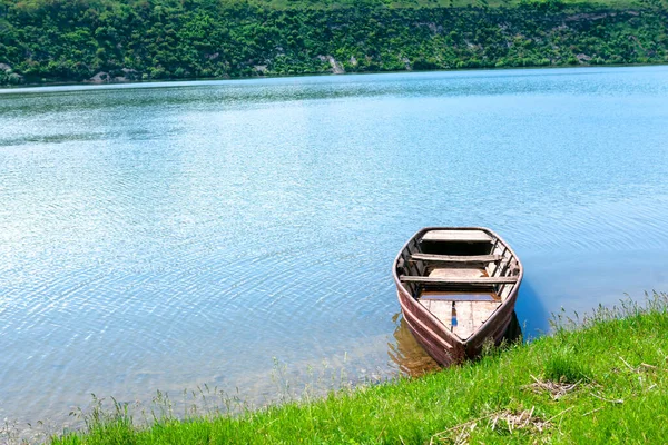 素朴な釣りのための木製のボート 岸に係留された小型ボート — ストック写真
