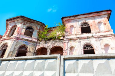 Terk edilmiş aristokrat konağı. Manuc Bey, restorasyondan önce Hancesti, Moldova 'daki tarihi mimari kompleksi