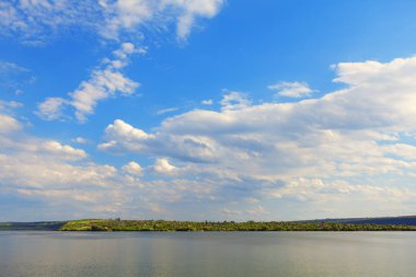 Nehrin diğer yakasında. Yeşil nehir kenarlı manzara 