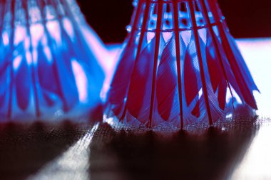 Tüylü Badminton Mekik Horozları. Badminton Kuşları Düşük Işık Taşakları 