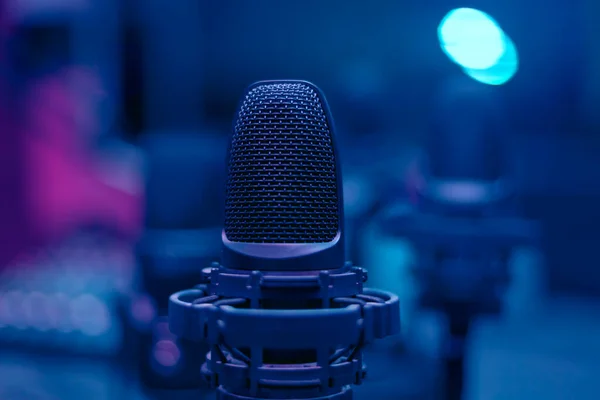 Microphone Blue Room Low Light Broadcasting Studio — Stock Photo, Image
