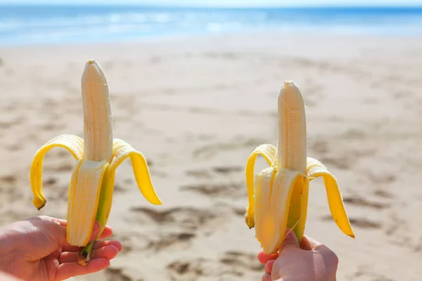 Segurando Nas Mãos Bananas Praia Férias Verão Alegres — Fotografia de Stock