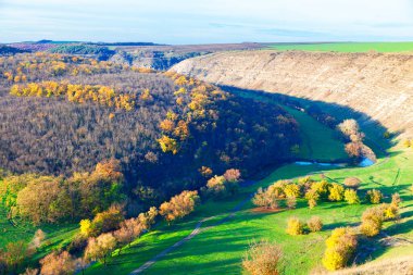 Renkli doğal manzara. Orman tepeleri Sonbaharda nehir vadisi 