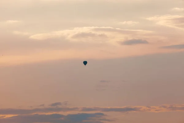 Esti Égbolt Léggömbbel Naplementekor Repülő Hőlégballon Sziluettje — Stock Fotó
