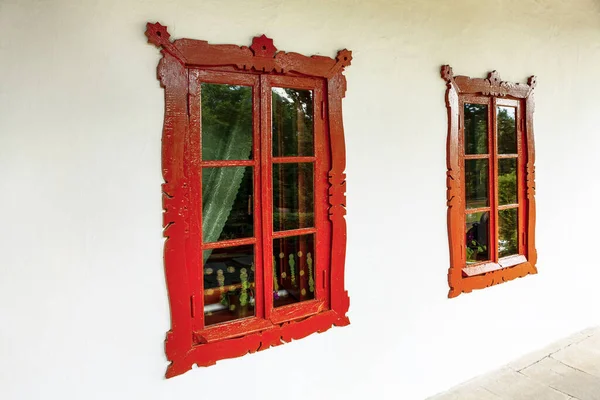 Zewnątrz Drewnianymi Oknami Stylu Vintage Białe Ściany Oknami — Zdjęcie stockowe