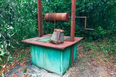 Paslı kovayla eski kuyu. Köyde su kuyusu 