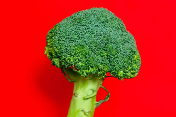 Broccoli Freschi Fondo Rosso Ortaggi Biologici Fatti Casa — Foto Stock