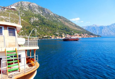 Kotor Körfezi Tekne Turu. Karadağ gezisinin doğal zevkleri işte. Perast Manzarası, eski sahil kasabası 
