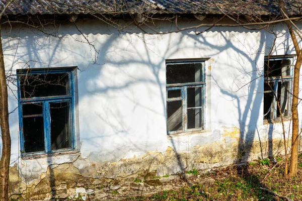 Ventanas Edificio Abandonado Con Pared Blanca — Foto de Stock