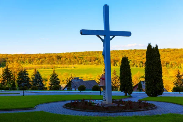 クロス記念碑と風景 キリスト教の十字架記号 — ストック写真