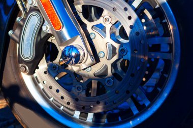 Disk fren sistemi olan motosiklet tekerleği. Klasik bisiklet ön tekerleği. Motosiklet Radyasyon Lastiği