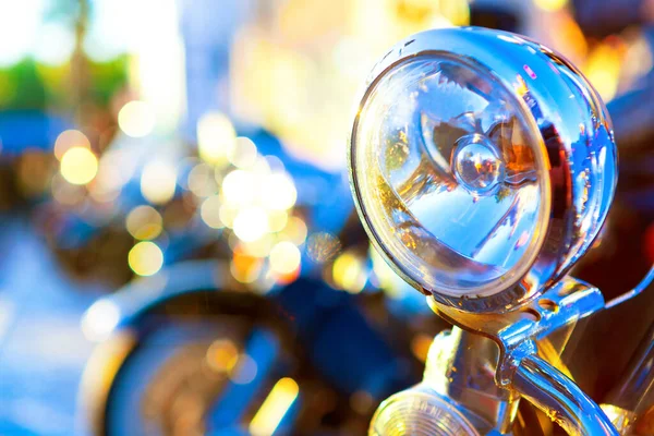 Klassisk Motorcykelstrålkastare Belysning Vägen Framför Motorcykeln — Stockfoto