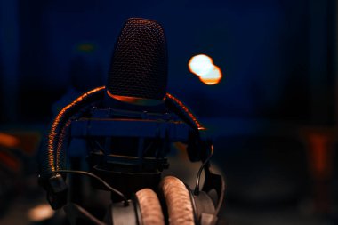 Kayıt stüdyosunda mikrofon ve kulaklık var. Radyo istasyonu konsepti yayınlanıyor