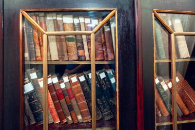 Eski kitaplarla dolu bir kütüphane. Dolaptaki antika kitaplar.