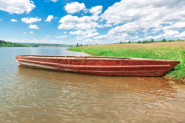 Naturaleza Fluvial Con Barco Madera Ribera Rústica Pueblo Pesquero — Foto de Stock