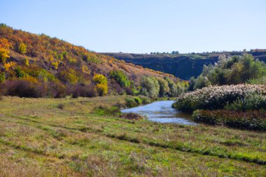 Nehirli resim gibi doğa. Nehir tepelerin arasından akıyor.