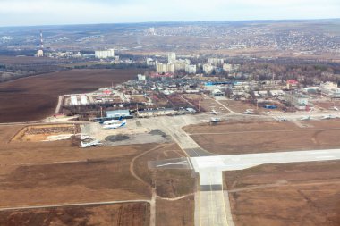 Şehrin kıyısındaki eski havaalanı. Hangardaki eski uçaklar. Uçaklar kullanım dışı