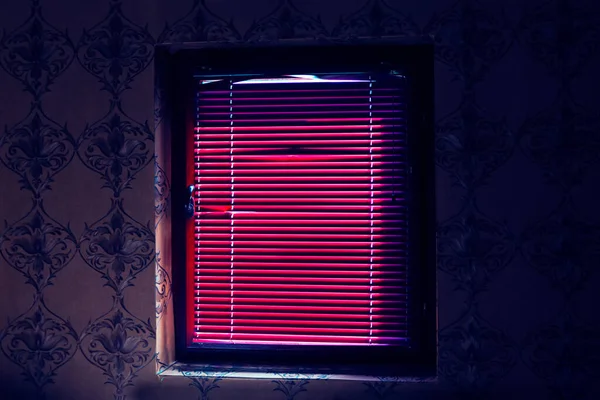 Karanlık Odada Panjurlu Pencere — Stok fotoğraf
