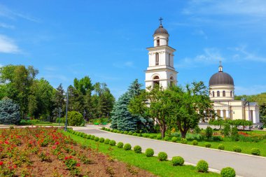 Chisinau Moldova 'da Katedral ve Çan kulesi olan Central Park. Çan kulesiyle Katedral Parkı, Chisinau şehir merkezi.