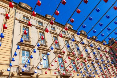 Hediye kutuları sokak süslemesi asıyorum. Açık havada Noel dekorasyonu 
