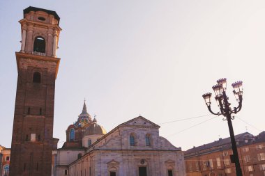 Torino 'daki çan kulesi ve katedral. Torino 'daki Aziz John Katedrali. Torre campanaria Duomo di Torino