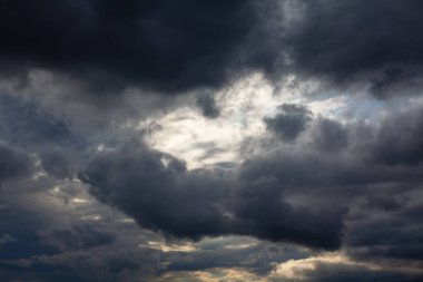 Kara bulutlar gökyüzünü kapladı. Yağmurdan önce kara gökyüzü 